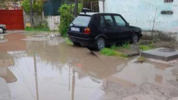 Tiranë/ Asfalti elektoral që shtron bashkia pa projekt  përmbyt hyrjen e pallatit