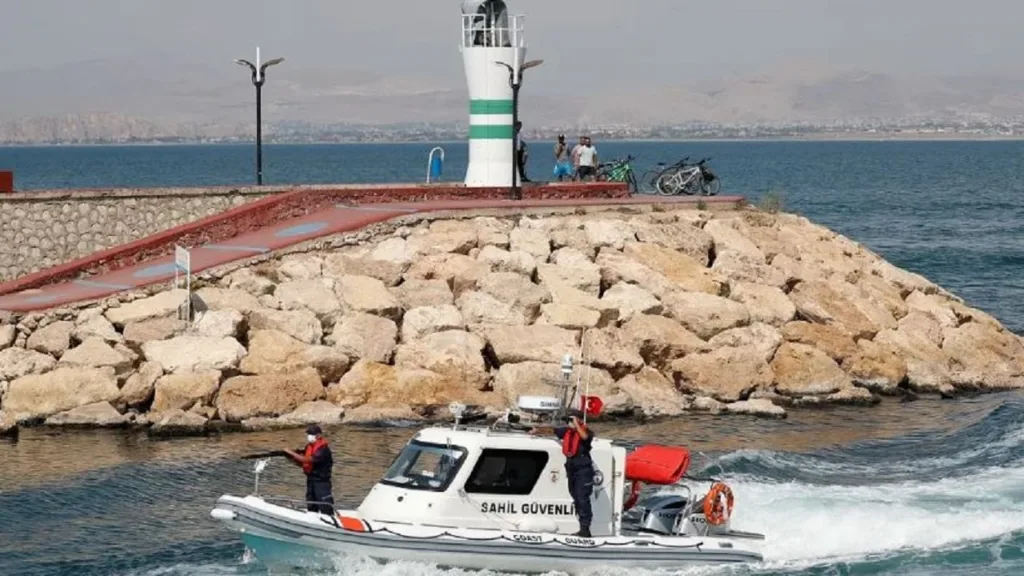 Fundoset anija e mallrave në brigjet turke, anëtarët e ekuipazhit të zhdukur