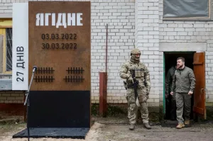 Ukrainë/ Zelensky viziton ukrainasit e fshatit Yahidne. Qindra banorë u mbajtën të mbyllur në bodrum për 27 ditë
