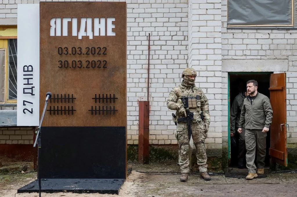 Ukrainë/ Zelensky viziton ukrainasit e fshatit Yahidne. Qindra banorë u mbajtën të mbyllur në bodrum për 27 ditë