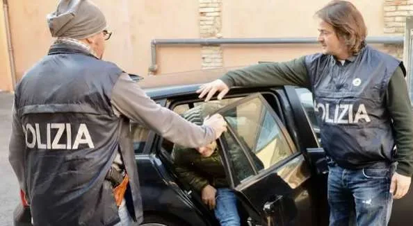 Si u zbulua banda e drogës në Itali, 7 shqiptarë në pranga. Kush ishte “Pelo” nga Shqipëria që dërgonte kokainën