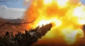 Rusia bombardon qytetet e Ukrainës lindore, sulme ajrore dhe zjarr