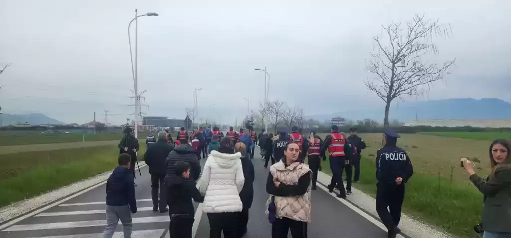 Banorët e Bërxullës mblidhen edhe sot në protestë, bllokojnë rrugën