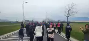 Banorët e Bërxullës mblidhen edhe sot në protestë, bllokojnë rrugën