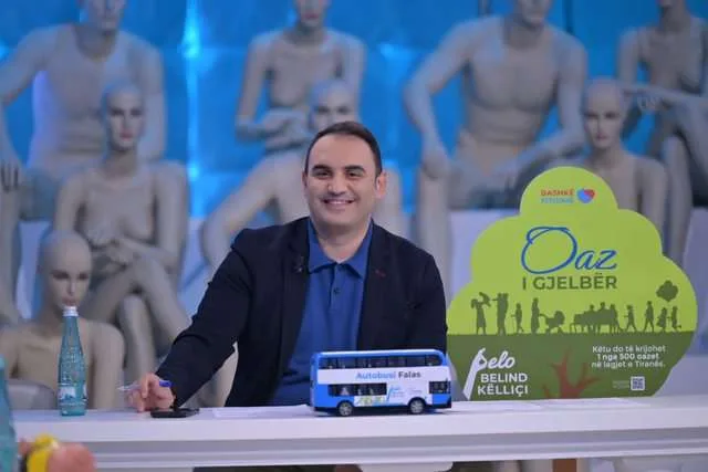 Këlliçi jep mesazhin  për qytetarët në emision me një autobus të vogël