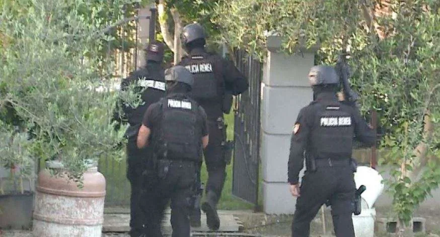 Dhunë dhe kokainë bashkë me 4 shokë/ Mbajti peng 1 javë bashkëjetuesen me dhunë, arrestohen
