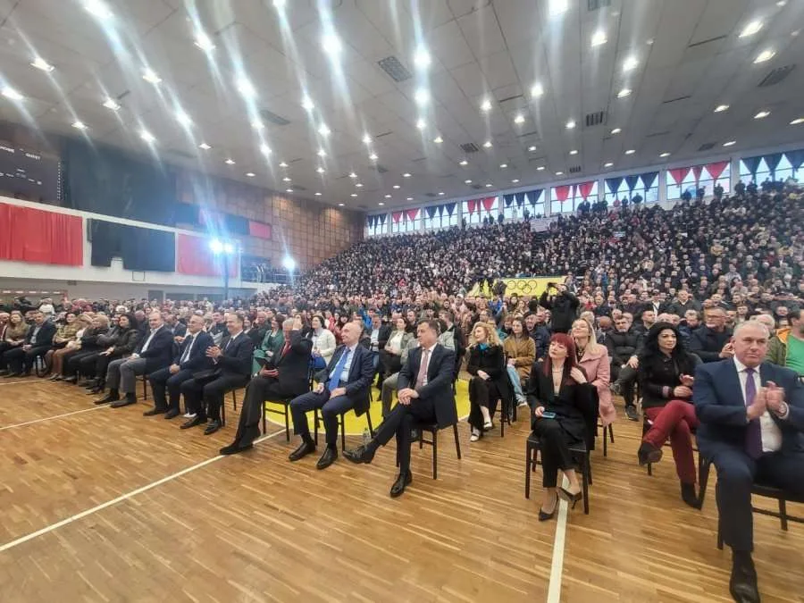 Prezantimi kandidatit Luçiano Boçi,Flamur Noka nga Elbasani: Gledian Llaten e PS-së e kapin me shpulla e shkelma brenda zyrës