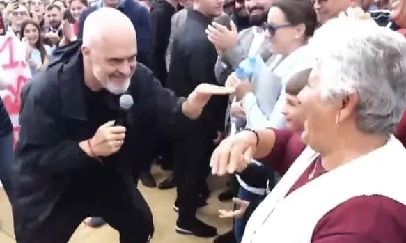 Rama kërcen tallava me qytetaren në fushatë, 5 ditë pasi hoqi apendecitin