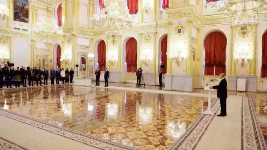 Putin qëndron 60 metra larg,  në pritjen e  ambasadorëve  të rinj të BE dhe SHBA në Kremlin
