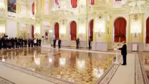 Putin qëndron 60 metra larg,  në pritjen e  ambasadorëve  të rinj të BE dhe SHBA në Kremlin