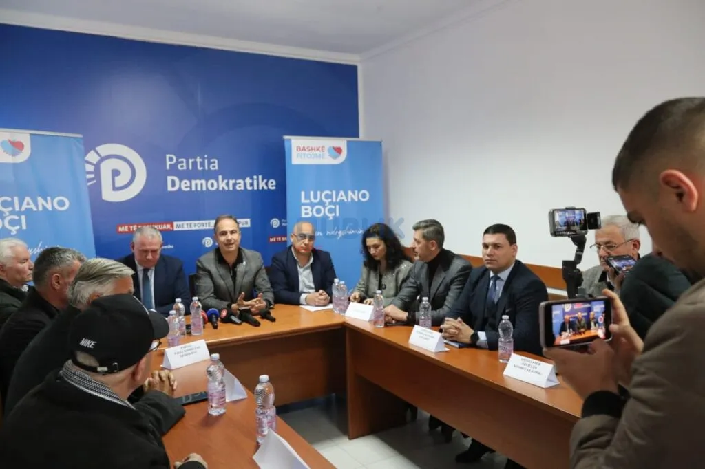 Luçiano Boçi bashkon opozitën në Elbasan, 10 parti firmosin koalicionin për bashkëpunim drejt 14 majit
