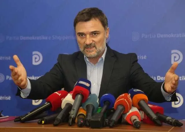 Alibeaj  prezanton Bejkon dhe sulmon / Berisha, Rama dhe Meta, dinozaurë dhe fosile të politikës