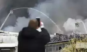 Zjarr në një magazinë në Hamburg/ Evakuohen 140 persona