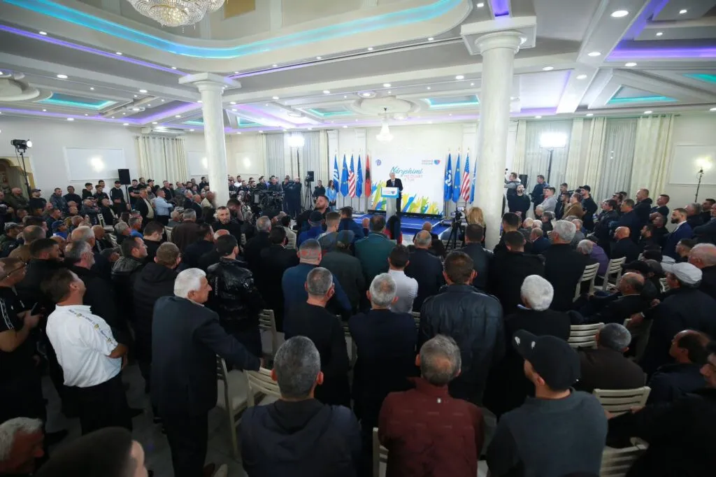 Berisha: Rama ju jep 5 mijë lekë pensionistëve, por ka marrë shumë më shumë me dorën e tij të zezë. Udhëton me charter me dhomë gjumi se lodhet duke vjedhur