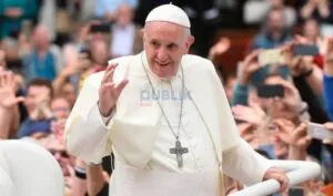 Papa Françesku del nga spitali dhe bën batuta me gazetarët: Jam ende gjallë