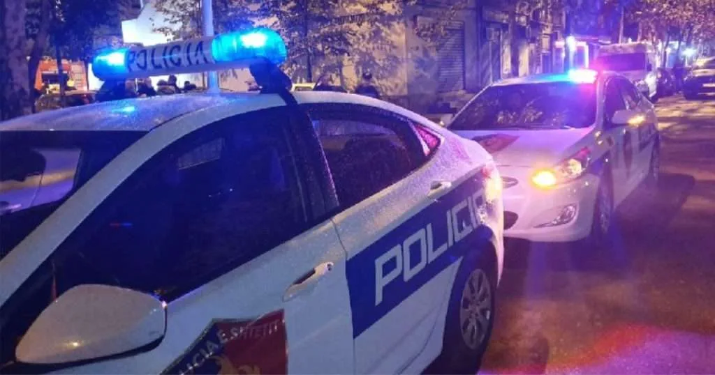 Elbasan/ Plas sherri mes të rinjsh , një i plagosur