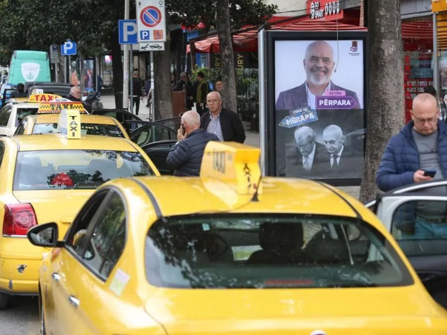 Pse Rama  ‘fshin’ Veliajn nga Tirana dhe  mbushi qytetin me  posterat e tij?!