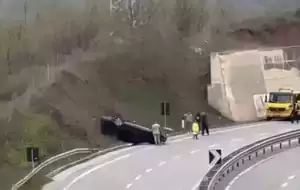 FOTO/ Aksident në Rrugën e Kombit