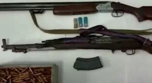 Pogradec/ Pranga 34-vjeçarit në Pogradec,  iu gjendën 1 armë zjarri, 1 armë gjahu dhe municione luftarake