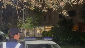 DETAJET nga plagosja e tre personave në Laprakë. Pas konfliktit verbal në një lokal në Laprakë, 40-vjeçari afrohet dhe i qëllon me thikë