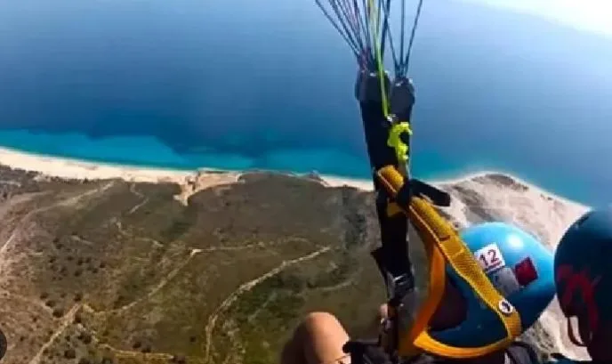 U hodh me parashutë nga Himara, ndërron jetë turisti çek