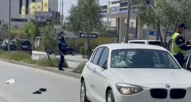 Shkozet/ Makina përplas këmbësoren, transportohet në gjendje të rëndë në spital