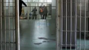 I dënuari në burgun e Drenovës gëlltit brisqe, niset me urgjencë në spital