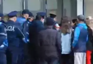 Banorët e Bërxullës përplasen me policinë te Kadastra: Nuk paska qeveri më të poshtër se kjo!