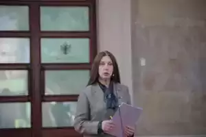 Kumbaro flet për ligjin e ndotjes akustike: Do përdoren mekanizma sipas standardeve të OBSH-së për matjen e zhurmave dhe kontrollin e orareve