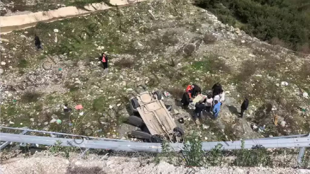 Pamje të frikshme nga Vlora/ Mjeti ku udhëtonin burrë e grua bie në humnerë