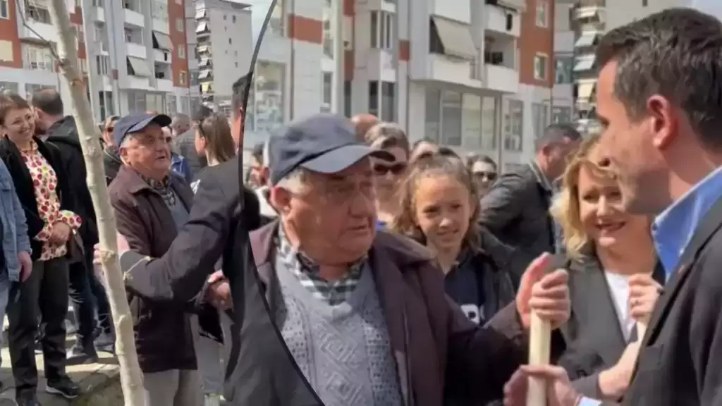 Rinia në emigrim, të moshuarit ‘hanë’ propagandë/ Pensionisti- Veliajt: Shqipëria të kishte 10 si ty!