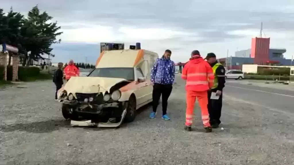Ambulanca përplaset me makinën një “Kryqëzimin e Tales”, një i plagosur