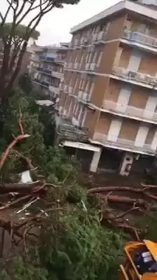 Video/ Pasojat e tornados në Romë