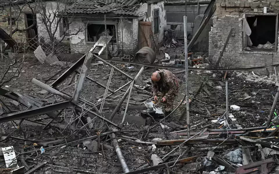 Ukrainë, raketat ruse  goditën shtëpi të banuara,  vritet fëmija bashkë me prindërit