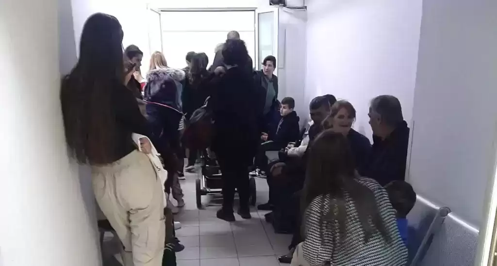 FOTO-LAJM/  Denoncimi i qytetarit te pediatria në QSUT: Po presim me orë në radhë për të vizituat fëmijët