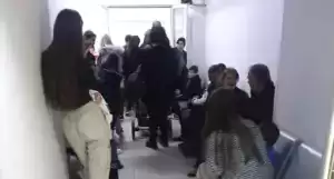 FOTO-LAJM/  Denoncimi i qytetarit te pediatria në QSUT: Po presim me orë në radhë për të vizituat fëmijët