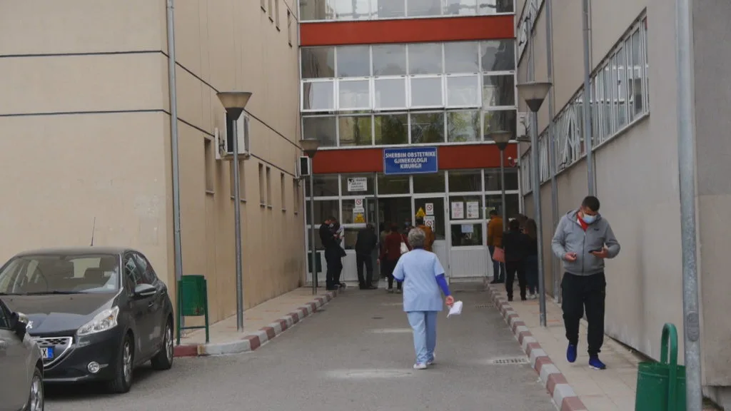 Elbasan/ Burri e dhunoi, gruaja  hidhet nga dritarja e banesës