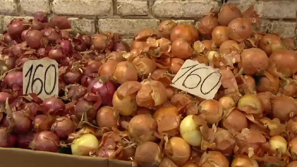Qepët  importohen nga Kina, prodhimi vendas u mboll më pak dhe u shtrenjtua