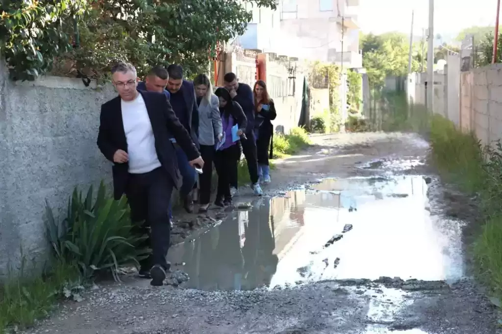 Igli Cara publikon pamjet nga rrugicat e Durrësit: Gropa me baltë  ka në të gjithë qytetin