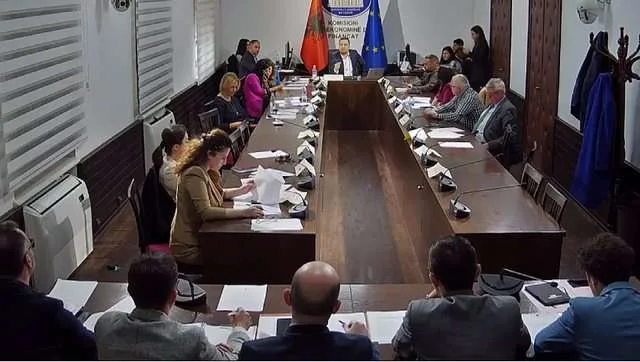 Debate në Komisionin e Ekonomisë për  fondin e partive në zgjedhje. Spaho “përplaset” me Gjylametin