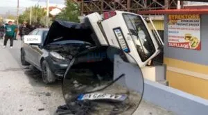 Aksidenti në Elbasan makina  përfundon në oborrin e “Fast-Food”-it