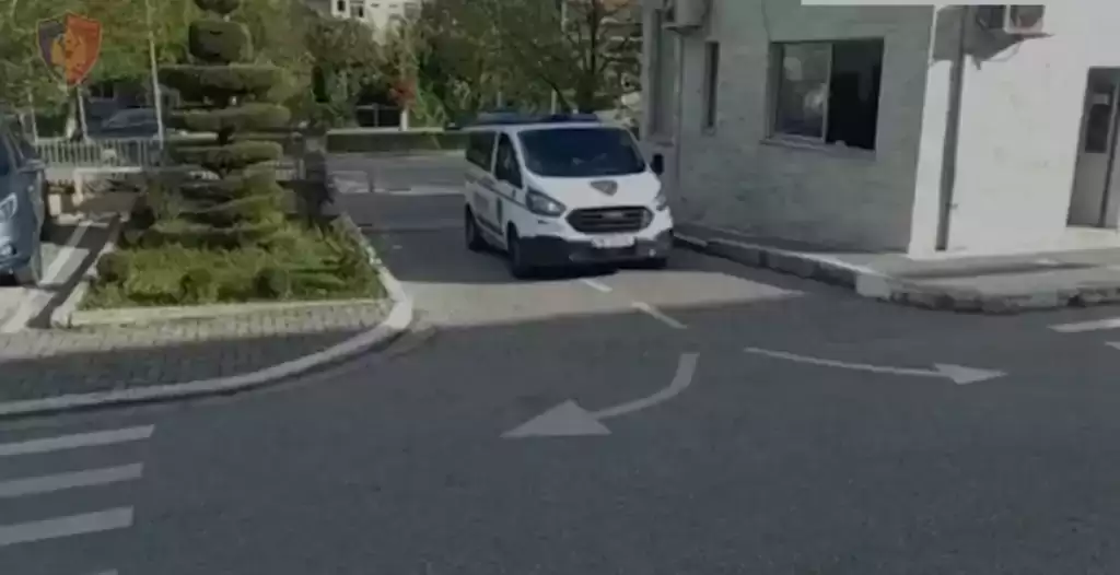 Arrestohet “skifteri” në Dropull, vodhi para dhe bizhu
