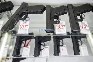 SHBA – Florida miraton ligjin për mbajtjen e armëve në publik pa licensë