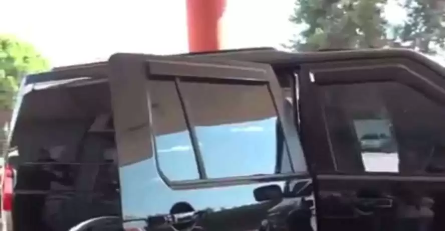 Pamjet / Mjeku i Spitali i Traumës, me  pranga në duar