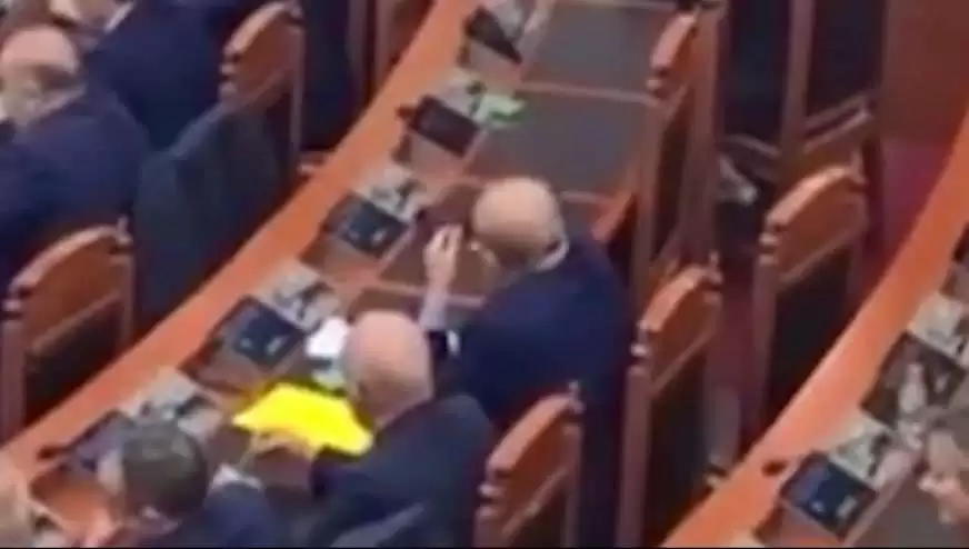 KUVEND/Deputeti i Partisë Socialiste voton edhe për kolegun! Shihni momentin