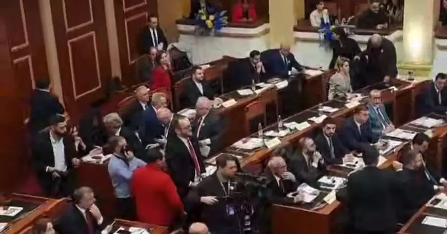 Berisha dhe deputetët e PD lënë sallën e parlamentit në momentin kur merr fjalën kryeministri Rama