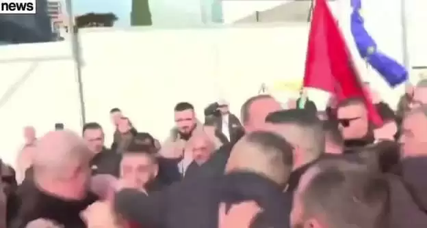 E paprecedentë, goditet me grusht lideri i opozitës, autori neutralizohet nga truprojat dhe protestuesit. Berisha mbulohet me flamur dhe vijon protestën