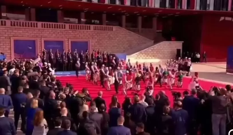 Valltarët performojnë këngën e njohur para liderëve të BE, Borrell filmon, Vjosa Osmani duartroket, ja reagimi i Vuçiçit