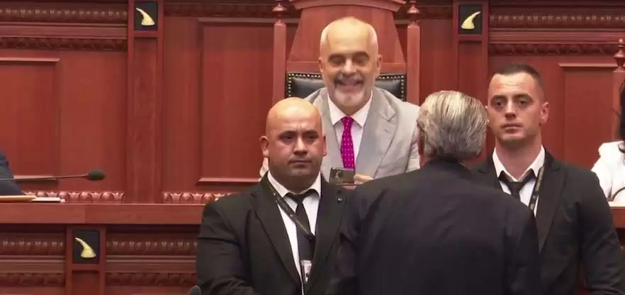 Sali Berisha i afrohet Ramës, ndërhyn garda: O i pafytyrë!