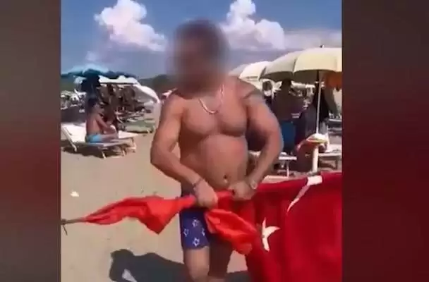 Hoqi flamurin turk nga plazhi në Gjirin e Lalzit, policia  arreston  48-vjeçarin